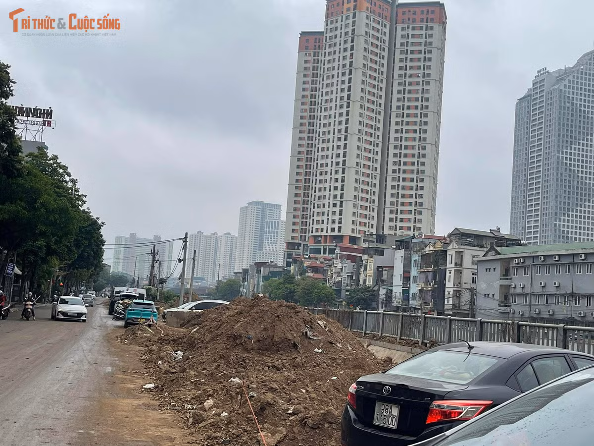 Những đống đất được đơn vị thi công tập kết mép đường, gây cản trở giao thông, gây ô nhiễm môi trường, mất mỹ quan đô thị. Theo tìm hiểu, dự án xây dựng kênh La Khê và đường giao thông hai bên bờ kênh là một trong những dự án hạ tầng quan trọng, nhằm cải thiện hệ thống thoát nước, giảm ngập úng và nâng cấp cảnh quan đô thị khu vực. Tuy nhiên, với cách thức tổ chức thi công như hiện nay, mục tiêu tốt đẹp của dự án đang bị lu mờ bởi những hệ lụy trước mắt.