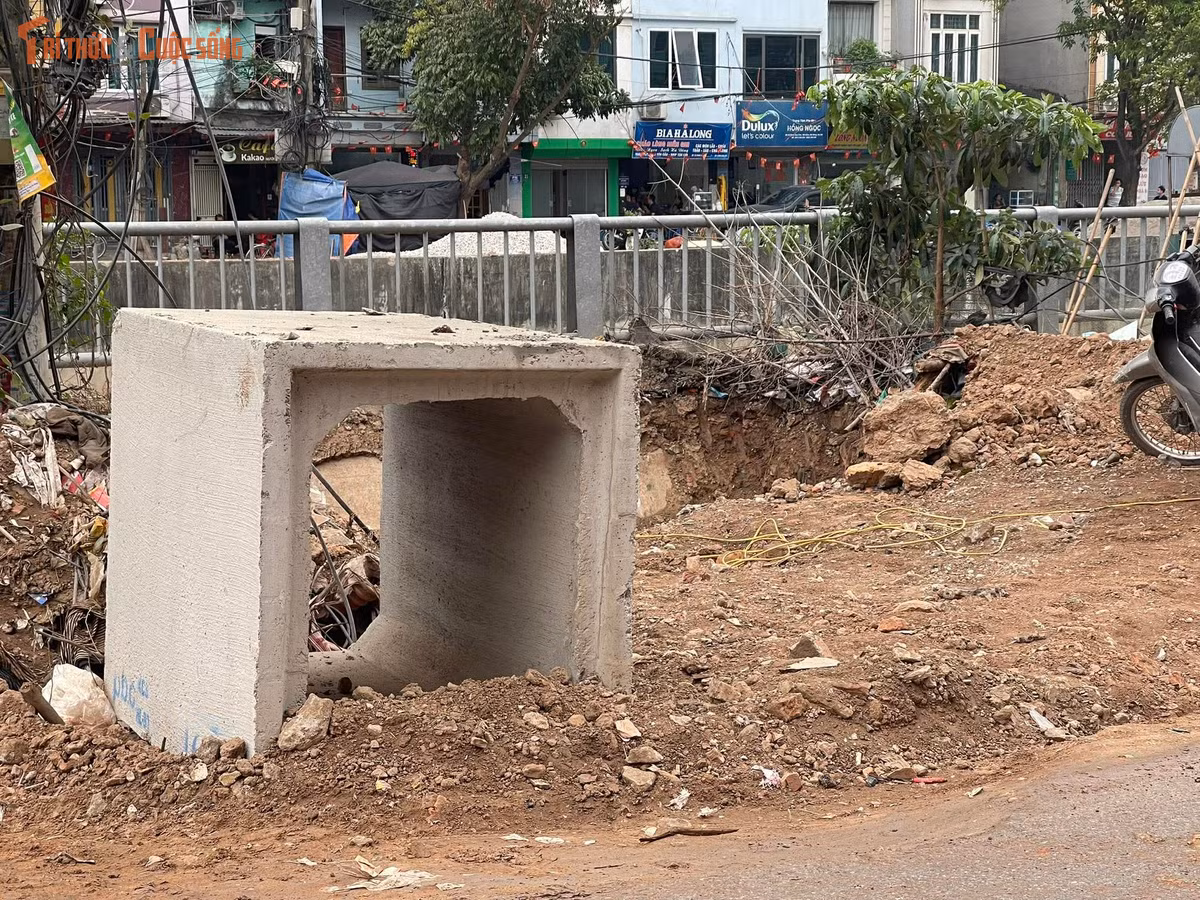Không chỉ đất đá, nhiều khối bê tông lớn, ống cống cũng bị đặt lộn xộn dọc tuyến. Đáng chú ý, có những ống cống được đặt sát mép đường, nhô cao, che khuất tầm nhìn của người điều khiển phương tiện. Tại một số khúc cua hoặc đoạn đường hẹp, các vật liệu này vô tình trở thành “vật cản nguy hiểm”, khiến người tham gia giao thông không kịp xử lý tình huống, tiềm ẩn nguy cơ tai nạn.