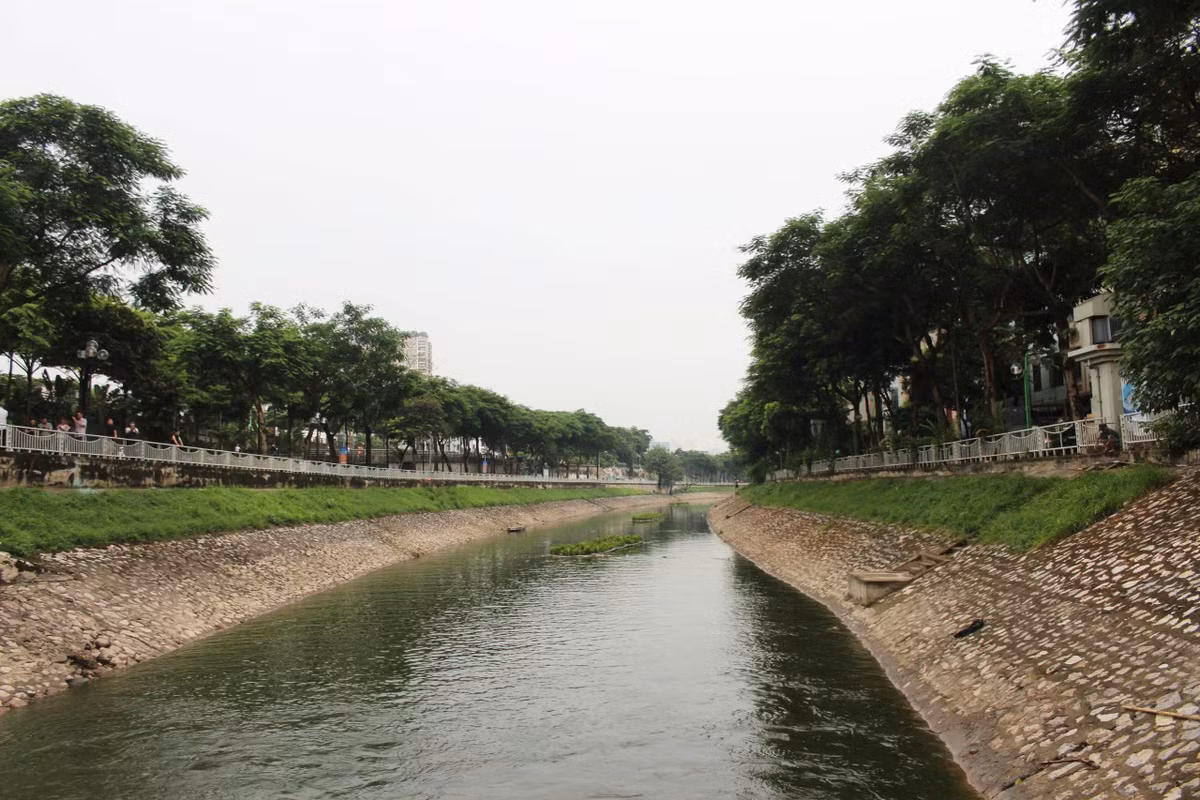 Ông Trần Văn Tiến - Phó Giám đốc Ban Quản lý dự án đầu tư xây dựng công trình hạ tầng kỹ thuật và nông nghiệp Hà Nội (đơn vị được TP Hà Nội giao cải tạo, chỉnh trang và bổ cập nước sông Tô Lịch) cho biết, sau nhiều tháng thi công, sông Tô Lịch đã chính thức được bổ cập nước từ hồ Tây.