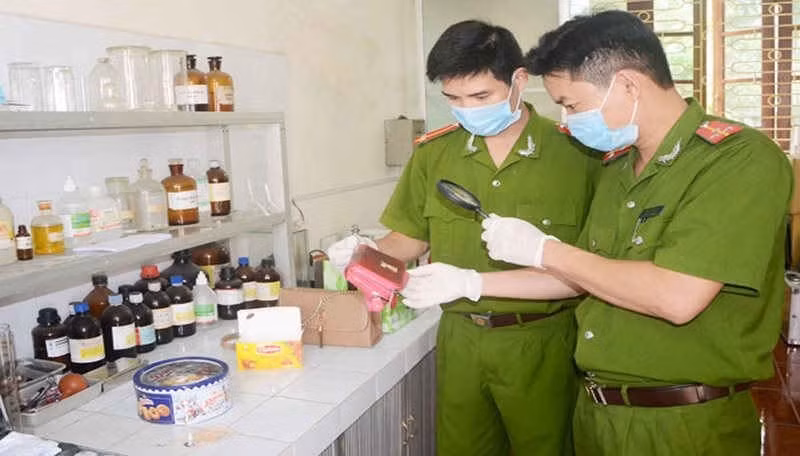 Lần theo địa chỉ được cung cấp, họ được Công an tỉnh bạn xác nhận tại địa bàn đó không có người nào tên Minh giống như miêu tả, mà chỉ có người tên Phùng Văn Giáp (SN 1975) là trùng khớp. Giáp là đối tượng nghiện ma túy. Từng có vợ, nhưng do chơi bời nên gia đình không hòa thuận. Giáp từng đổ nước sôi vào vợ, gây thương tích nặng và bị tuyên án 3 năm tù, cho hưởng án treo. Thời gian gần đây, Giáp rời địa phương đi làm ở nhiều nơi, trong đó có Cao Bằng. (Ảnh minh họa, nguồn internet)