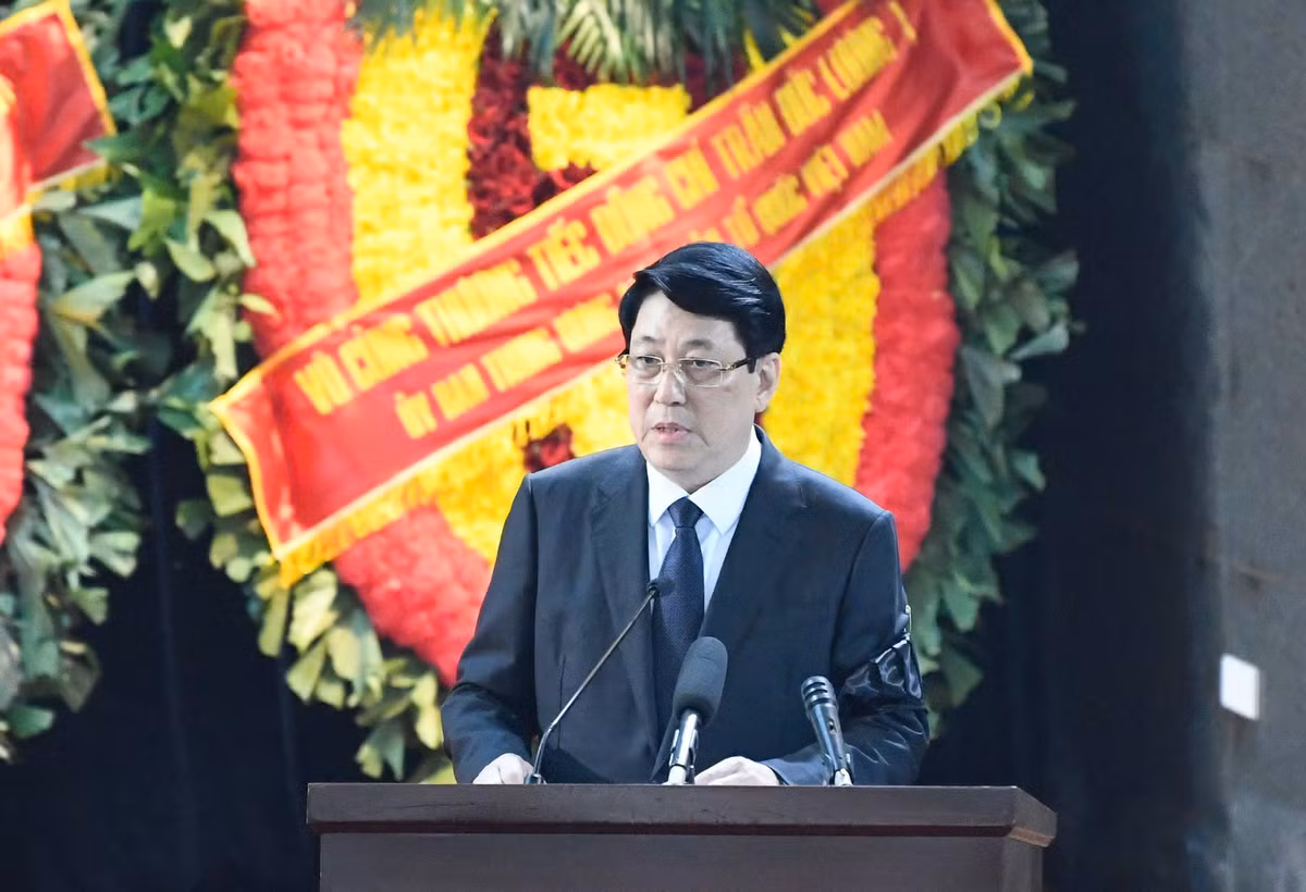 Chủ tịch nước Lương Cường, Trưởng Ban lễ tang lên đọc lời điếu. Chủ tịch nước Lương Cường điểm lại tiểu sử, quá trình công tác của nguyên Chủ tịch nước Trần Đức Lương. Ông nhấn mạnh những đóng góp quan trọng của nguyên Chủ tịch nước Trần Đức Lương trong việc thực hiện đường lối Đổi mới của Đảng góp phần đưa nước ta vượt qua những khó khăn, thách thức của thời kỳ đầu Đổi mới...