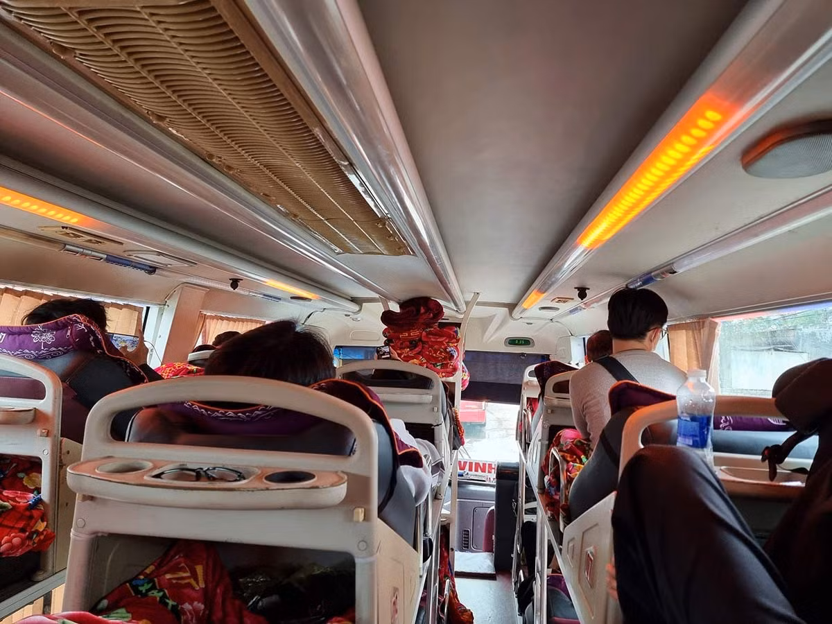 Tại đây, Quang, D. và một người bạn khác của D. thuê nhà nghỉ ngủ qua đêm. Đến hôm sau, Quang bắt xe về Hà Giang còn D. đi cùng người bạn lạ mặt về Sơn La. Quang cho hay, chỉ biết người đàn ông đi cùng D. tên Quyết, quê ở Điện Biên và lấy vợ tại Sơn La. Lúc này, tổ trinh sát tại bến xe Lào Cai cũng được 1 phụ xe cung cấp thông tin, vào ngày 23/1, xe của mình có chở 2 vị khách, trong đó 1 người giống D. Khi về tới TP Sơn La lúc 4h sáng 24/1, hai người này xuống xe đi về cùng nhau. Chỉ ít giờ sau, danh tính đối tượng đã được làm rõ, đó là Quàng Văn Quyết ( 26 tuổi, trú tại huyện Mai Sơn, Sơn La). (Ảnh minh họa, nguồn internet)