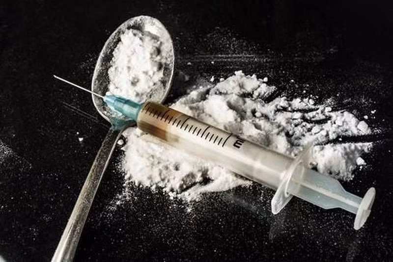 Rất nhiều đối tượng có tiền án, tiền sự, nghiện ma tuý, cờ bạc đều được rà soát. Cách nhà bà L khoảng 300m. là căn hộ của Tạ Văn Chiến (38 tuổi). Chiến là đối tượng nghiệm ma tuý, từng có tiền án về tội danh liên quan đến chất cấm. Tuy nhiên, sau khi vụ án xảy ra, Chiến đã tự nguyện xin đi cai nghiện. (Ảnh minh họa, nguồn internet)