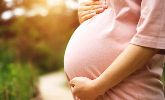 Về phần mình, chị O. cũng quyết định nói chuyện rõ ràng với Tùng. Khi nghe vợ nhắc tới chuyện ly hôn, Tùng đã dễ dàng đồng ý. Điều đáng nói, thời điểm đó chị O. đang mang thai đứa con thứ 2. Những tưởng khi đã giải quyết xong chuyện gia đình, Tùng sẽ dễ dàng tiến tới với người tình, nhưng đúng thời điểm này chị L. lại thay đổi suy nghĩ, muốn quay về vun vén hạnh phúc với chồng. Rất nhiều lần Tùng chủ động liên lạc, nhưng chị L. đều tỏ thái độ né tránh. (Ảnh minh họa, nguồn internet)