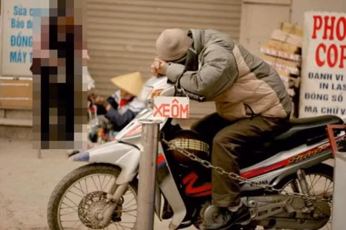 Theo trình báo của người thân nạn nhân, hàng ngày ông N. đều có mặt tại khu vực ngã ba Hào Khê để đón khách. Những người đồng nghiệp của ông N. cho biết, khoảng 15h ngày 4/10/2008,, ông đi xe Wave màu xanh, BKS 16H8-5190 chở một thanh niên lạ mặt, dáng người gầy, da trắng, cao chừng 1m60, mặc áo trắng và quần tối màu từ khu Hào Khê đi đâu không rõ. Rồi 2 giờ sau đó, ông N. gọi điện về nhà báo cho mọi người trong gia đình cứ ăn cơm, không phải đợi.(Ảnh minh họa, nguồn internet)