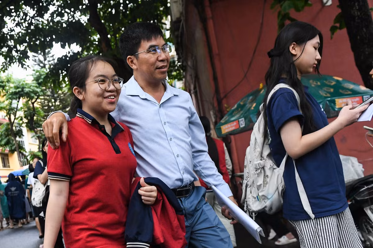 Bước ra phòng thi, nhiều em đã nở nụ cười tươi, gương mặt ánh lên sự nhẹ nhõm.