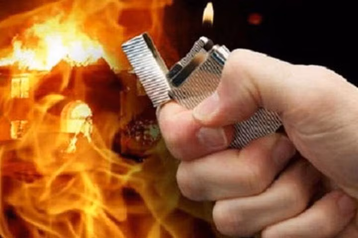 H chẳng còn cách nào ngoài việc đồng ý cho mượn xe, tuy nhiên khi Thịnh bắt đầu đi, H trong lòng nảy sinh sự hoài nghi. Đợi Thịnh đi khuất một đoạn, H lấy chiếc xe máy khác tại trạm và bám theo. Thịnh đột ngột dừng lại, rẽ xuống triền đê Kim Bình. Phía dưới có một xe ô tô loại 4 chỗ đã đỗ sẵn tại đó. Một người đàn ông khác tiến đến, rồi cả hai tưới xăng lên xe ô tô và châm lửa. (Ảnh minh họa, nguồn internet)