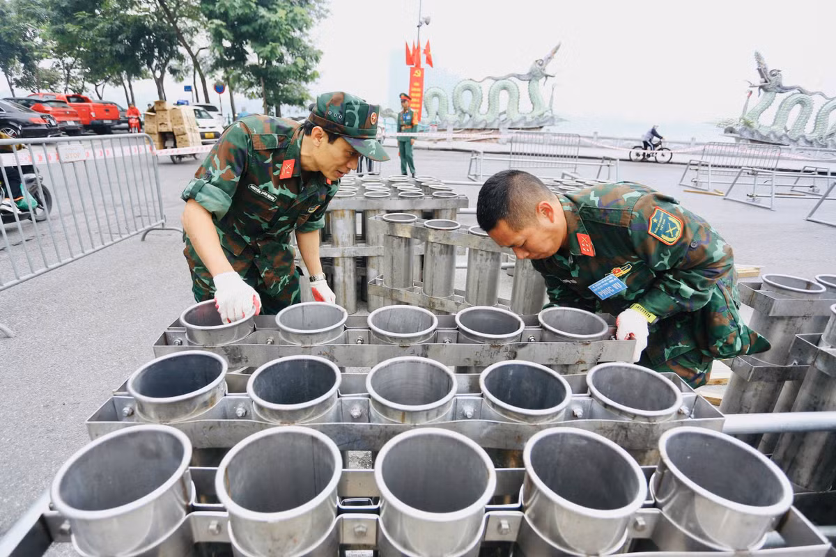 Hệ thống ống phóng pháo hoa đã được lắp đặt, căn chỉnh cẩn thận trên toàn bộ khu vực trận địa.