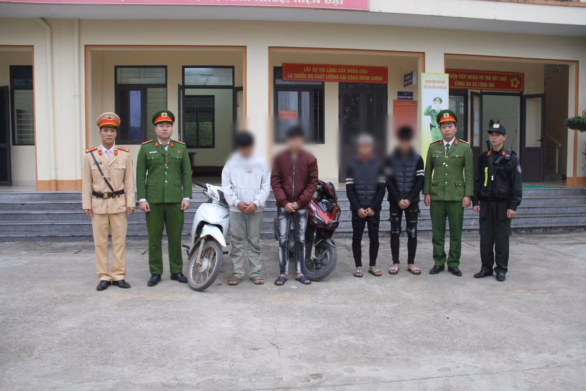 nhom-hoc-sinh-vi-pham-va-tang-vat-luc-luong-cong-an-tich-thu-1-xe-mo-to.jpg