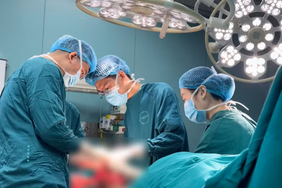 Tự chườm nóng khi tê chân, người đàn ông suýt mất cả hai bàn chân