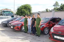 Thuê xe rồi làm giả giấy tờ mang tên mình đưa đi cầm cố