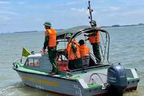 Nghệ An: Kịp thời cứu 2 ngư dân bị chìm tàu trên biển