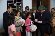 Phó Thủ tướng Nguyễn Hòa Bình thăm hỏi người dân vùng rốn lũ Đắk Lắk 