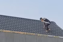 Thanh Hóa: Vây bắt hai người nghi liên quan đến ma túy cố thủ trên mái nhà