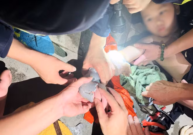 Giải cứu bé trai bị kẹt tay trong ống thoát nước tại bể bơi