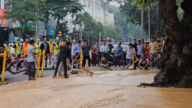 Cận cảnh bùn đất lại phun trào lên mặt đất ở Cát Linh