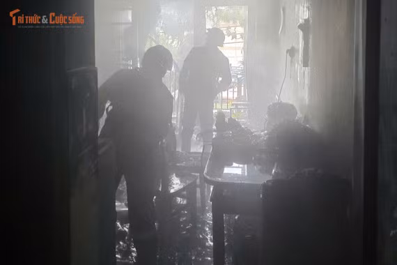 Nghẹt thở Cảnh sát lao vào đám cháy đưa 2 trẻ nhỏ ra ngoài an toàn
