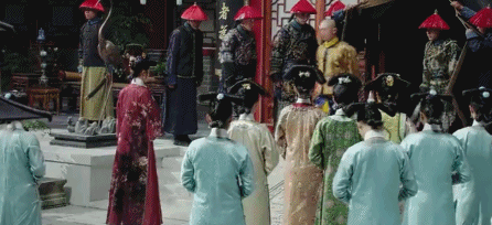 Hậu cung Như Ý truyện: Bộ phim cung đấu gây sốt năm 2018 chứa đựng nhiều cảnh tát như “trời giáng”. Nữ diễn viên Tân Chỉ Lôi - người vào vai Gia Phi Kim Ngọc Nghiên - từng hứng trọn cú đánh vào mặt từ đàn anh Hoắc Kiến Hoa (vai Càn Long). Cảnh quay diễn ra lúc Càn Long phẫn nộ, biết Gia Phi là người khiến Kế hậu Ô Lạt Na Lạp (Châu Tấn) bức xúc tới mức suýt ngất xỉu.