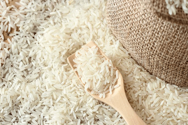 9. Gạo trắng Dù được bảo quản trong tủ đựng thức ăn, tủ lạnh hay tủ đông, gạo trắng đều có thời hạn sử dụng không xác định nếu không có chất gây ô nhiễm hoặc tác động từ thời tiết. Tuy nhiên, gạo lứt có hàm lượng dầu cao hơn, nó sẽ không giữ được lâu như vậy.