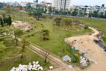 Vườn hoa Nhật Tân rác thải ngổn ngang, nhiều khu vực bị chiếm dụng