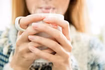 Uống gì để không 'khát nước' giữa mùa hanh khô?