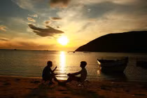 Bãi Thùng hoang sơ vẫy gọi du khách mê cắm trại ven biển