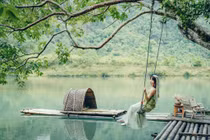 Chia sẻ với Báo Vietnamnet anh Hùng Trọng Vĩ, người làm du lịch lâu năm tại Hữu Lũng, cho biết khu vực quanh cây được thiết kế thêm các tiểu cảnh như lán chòi, ghế xích đu, tạo không gian nghỉ ngơi lý tưởng.
