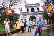 Một lữ khách khác đến từ châu Âu tên Matt cũng chia sẻ cảm nhận tương tự. Theo anh, Hà Nội là điểm đến thích hợp cho hành trình dài ngày với chi phí thấp. Chỉ khoảng 600.000 đồng mỗi ngày, du khách có thể nghỉ trọ tại nơi sạch sẽ, ăn uống đầy đủ ở quán bình dân và di chuyển bằng phương tiện công cộng – đủ để trải nghiệm trọn vẹn văn hóa, ẩm thực và đời sống đô thị. Ảnh Vietnamtourism