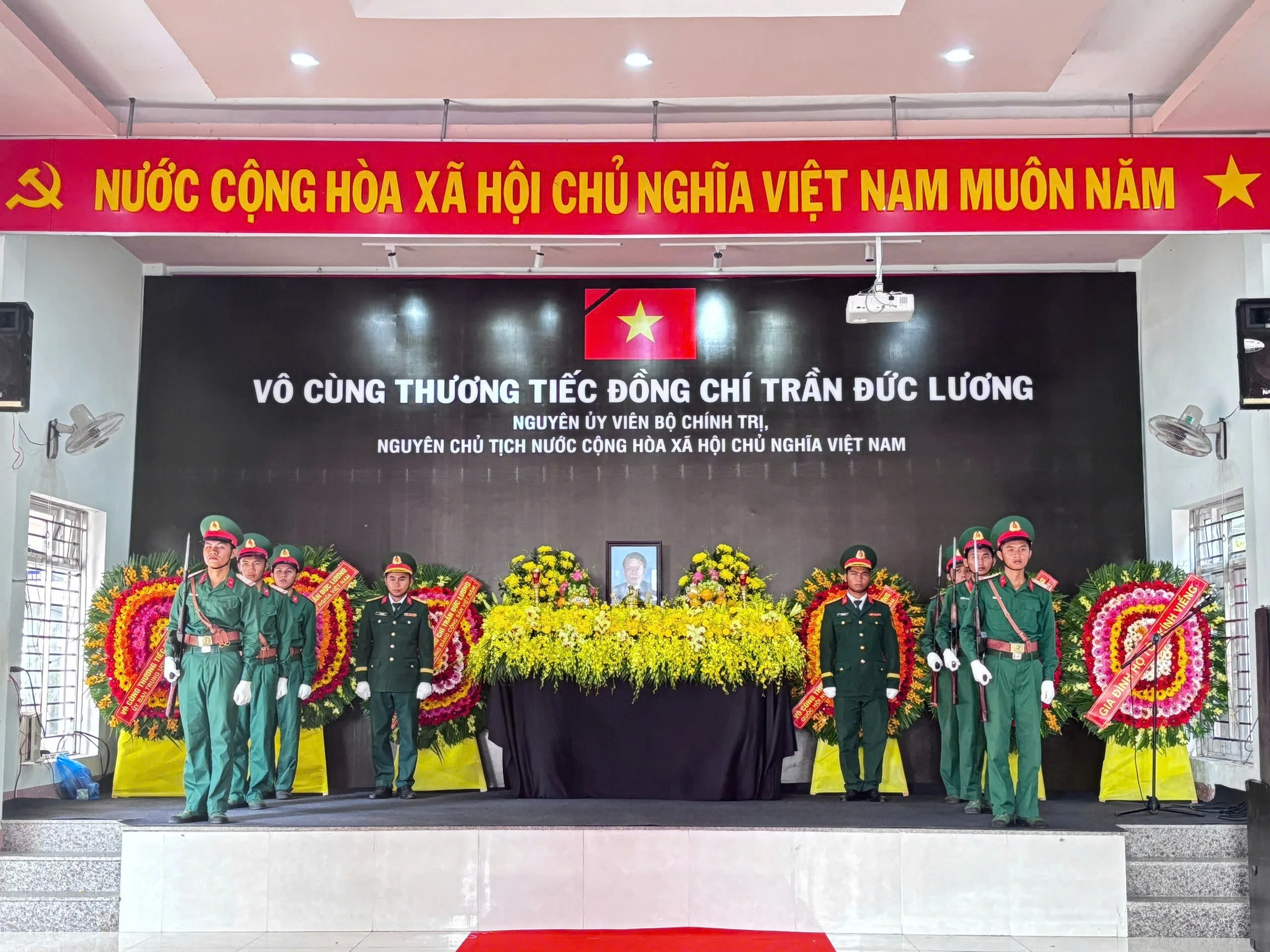 Xúc động lễ viếng Nguyên Chủ tịch nước Trần Đức Lương tại Quảng Ngãi 