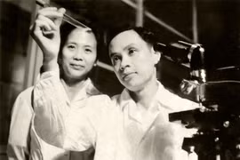 "Cha đẻ" vaccine bại liệt tự uống liều đầu tiên, làm nên kỳ tích Việt Nam