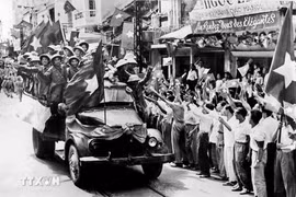 Sáng 10-10-1954, các cánh quân của Quân đội nhân dân Việt Nam từ các cửa ô vào tiếp quản Thủ đô trong rừng cờ hoa đón chào của hàng vạn người dân Hà Nội. Ảnh tư liệu TTXVN.