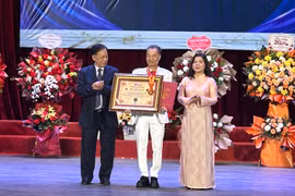 Trung tâm Dịch thuật kỷ niệm 20 năm, đón nhận bằng xác lập Kỷ lục Việt Nam