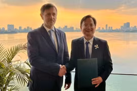 GS.TSKH Vũ Hoàng Linh được trao Huân chương Công trạng Hungary cao quý