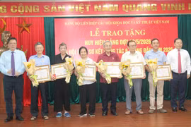 VUSTA sơ kết công tác Đảng, trao Huy hiệu Đảng cho 14 đảng viên