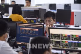 Lực bán gia tăng, VN-Index giảm hơn 40 điểm trong phiên cuối tuần