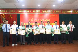 Trao Huy hiệu Đảng cho 111 đảng viên Liên hiệp hội Việt Nam