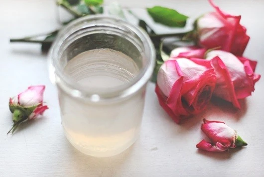 7 lý do bạn nhất thiết phải dùng nước hoa hồng