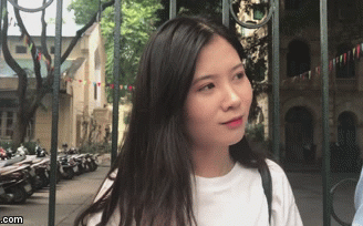 Theo đó, sau ngày thi TN THPT QG đầu tiên, nhiều diễn đàn dành cho giới trẻ đăng tải ảnh chụp một nữ sinh bước ra từ cụm thi THPT Việt Đức, Hà Nội. 