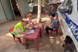 Khống chế, bắt giữ nghi phạm cướp tiệm vàng đang trốn trên xe khách 