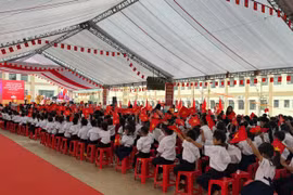 Băng 18km đường rừng đón học sinh dự lễ khai giảng