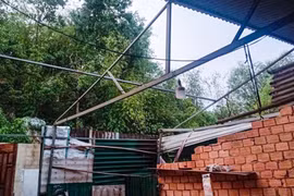 Mưa lốc gây thiệt hại nặng ở Lâm Đồng, một bé gái bị nước cuốn mất tích