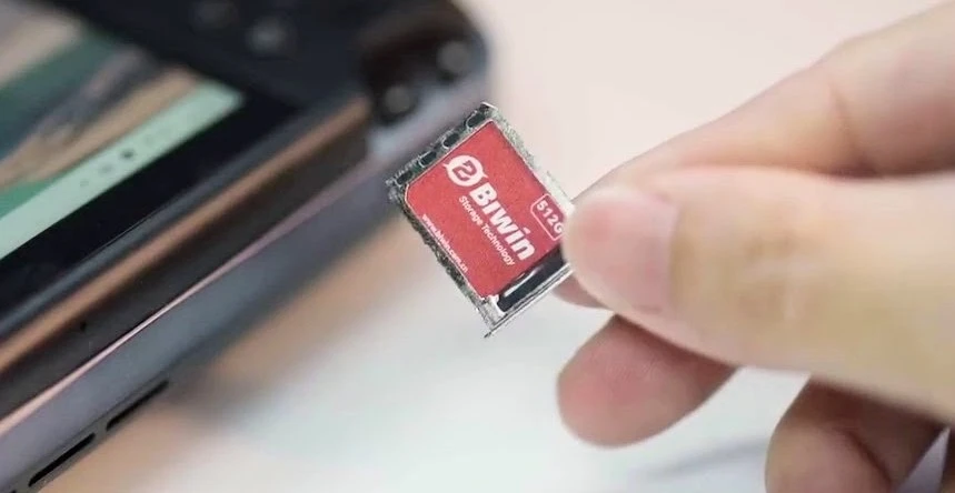 Ổ SSD siêu bé chỉ bằng thẻ sim, tháo lắp bằng đơn giản