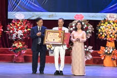 Trung tâm Dịch thuật kỷ niệm 20 năm, đón nhận bằng xác lập Kỷ lục Việt Nam