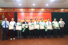 Trao Huy hiệu Đảng cho 111 đảng viên Liên hiệp hội Việt Nam