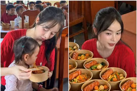 Hoa hậu Thanh Thủy nấu ăn, trao quà cho trẻ em vùng cao