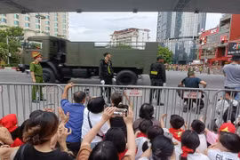 Người dân hò reo, cổ vũ đoàn diễu binh trên đường Thanh Niên