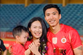 [GALLERY] Đoàn Văn Hậu rạng rỡ bên vợ con