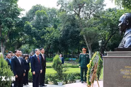 Thủ tướng Lê Minh Hưng tưởng niệm Chủ tịch Hồ Chí Minh tại New Delhi