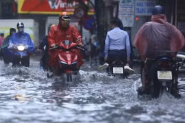 Mưa lớn ở Nam Bộ và Trung Bộ cảnh báo nguy cơ ngập lụt và sạt lở đất