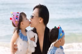 Phương Oanh khoe khoảnh khắc ngọt ngào bên cặp song sinh trên biển